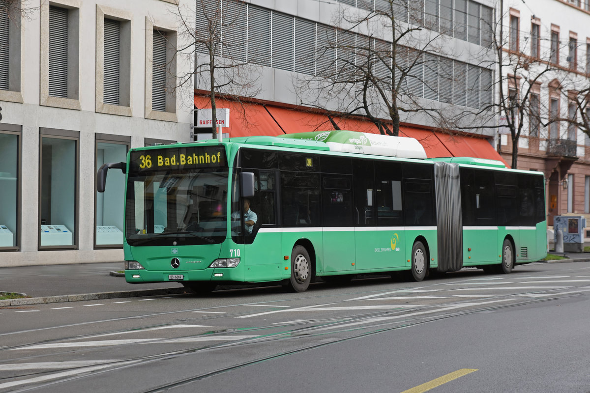 Mercedes Citaro, auf der wegen einem Fussballspiel umgeleiteten Linie 36, bedient die Haltestelle am Aeschenplatz. Die Aufnahme stammt vom 09.12.2018.