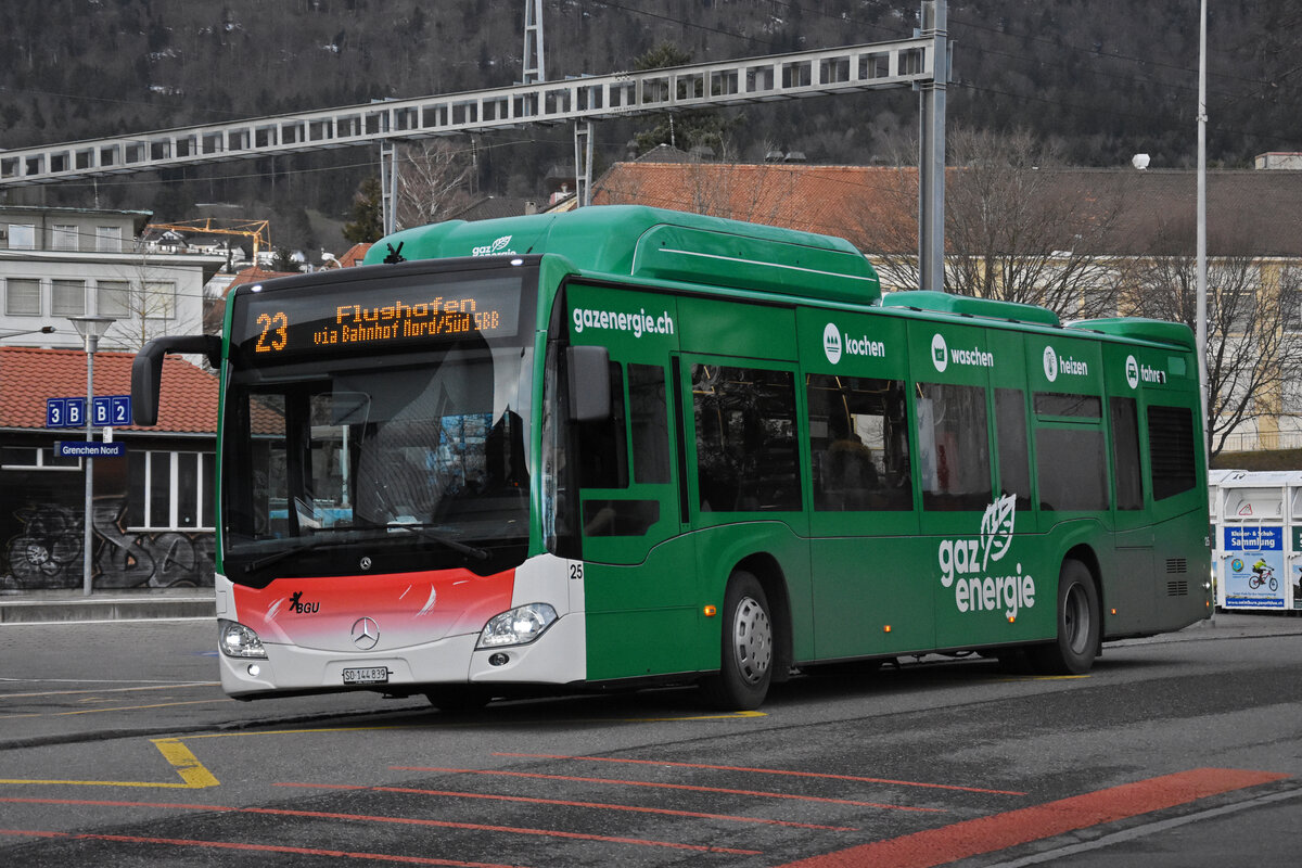Mercedes Citaro der BGU mit einer Werbung für gazenergie.ch, auf der Linie 23, bedient die Haltestelle beim Bahnhof Grenchen Nord. Die Aufnahme stammt vom 20.01.2022.