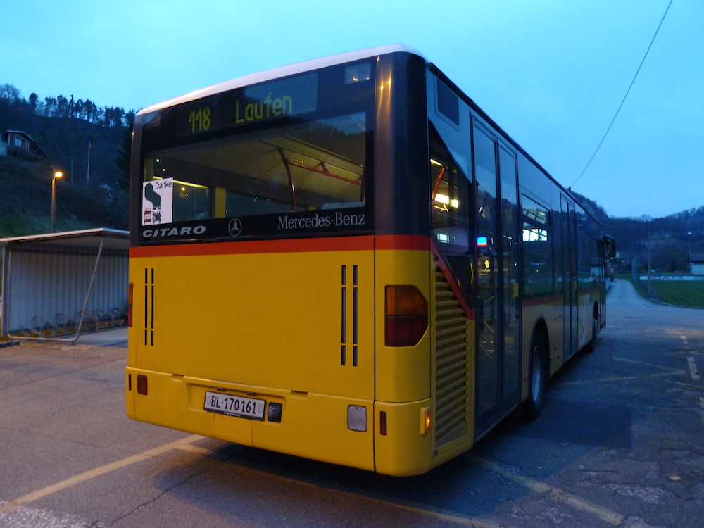 Mercedes Citaro BL 170'161 (2001) von Postauto Regie Laufen wartet am 21.3.2014 auf die Abfahrt Richtung Laufen Bahnhof. Die Wagen aus 2001 wurden einige Zeit lang nur noch vereinzelt eingesetzt. Zuletzt habe ich aber wieder 3 Stück dieser 2001-Serie in der Region Nunningen im Einsatz gesehen, darunter auch der hier abgebildete Citaro. 