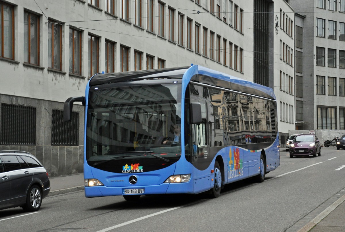 Mercedes Citaro von Distribus fährt zur Haltestelle Schifflände in Basel. Die Aufnahme stammt vom 20.12.2014.