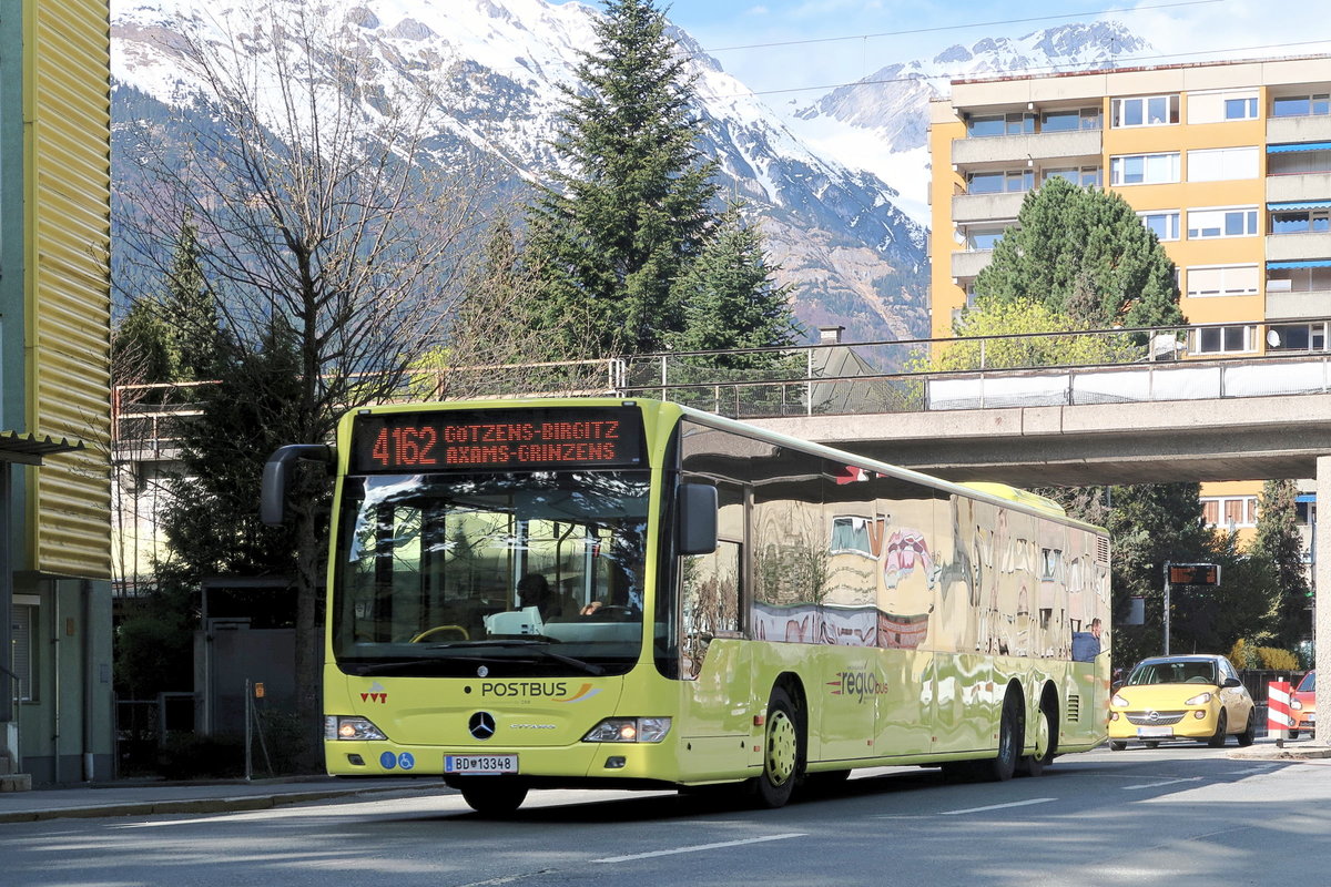Mercedes Citaro Facelift Bus BD-13348 von Postbus durchfährt als Linie 4162 den Durchlass der Karwendelbahn am Innrain in Innsbruck. Aufgenommen 13.4.2018.