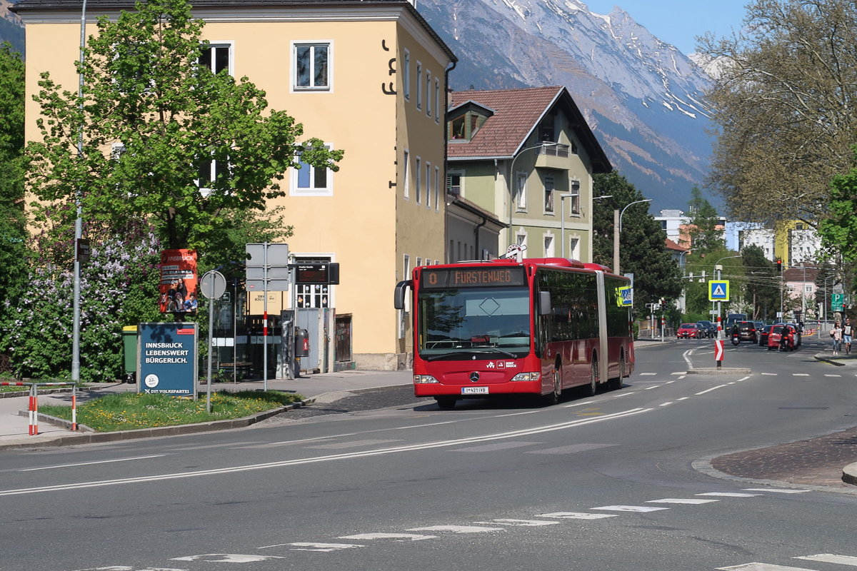 Mercedes Citaro Facelift Bus Nr. 421 der Innsbrucker Verkehrsbetriebe fährt an der Haltestelle Pradler Straße vorbei. Aufgenommen 21.4.2018.