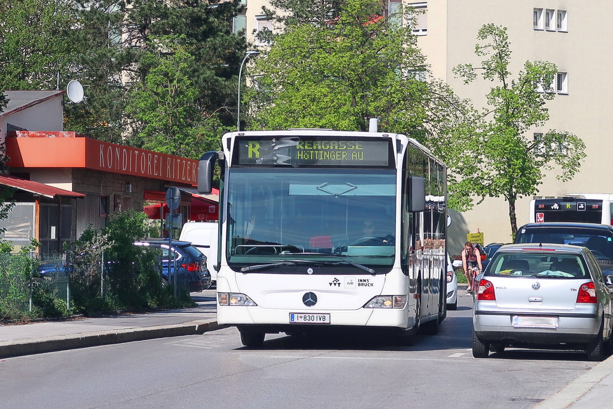 Mercedes Citaro Facelift Bus Nr. 830 der Innsbrucker Verkehrsbetriebe ist als Linie R wegen Straßenbahn-Bauarbeiten in der Reichenauer Straße über Klappholzstraße-Andechsstraße umgeleitet, hier in der Klappholzstraße. Aufgenommen 21.4.2018.