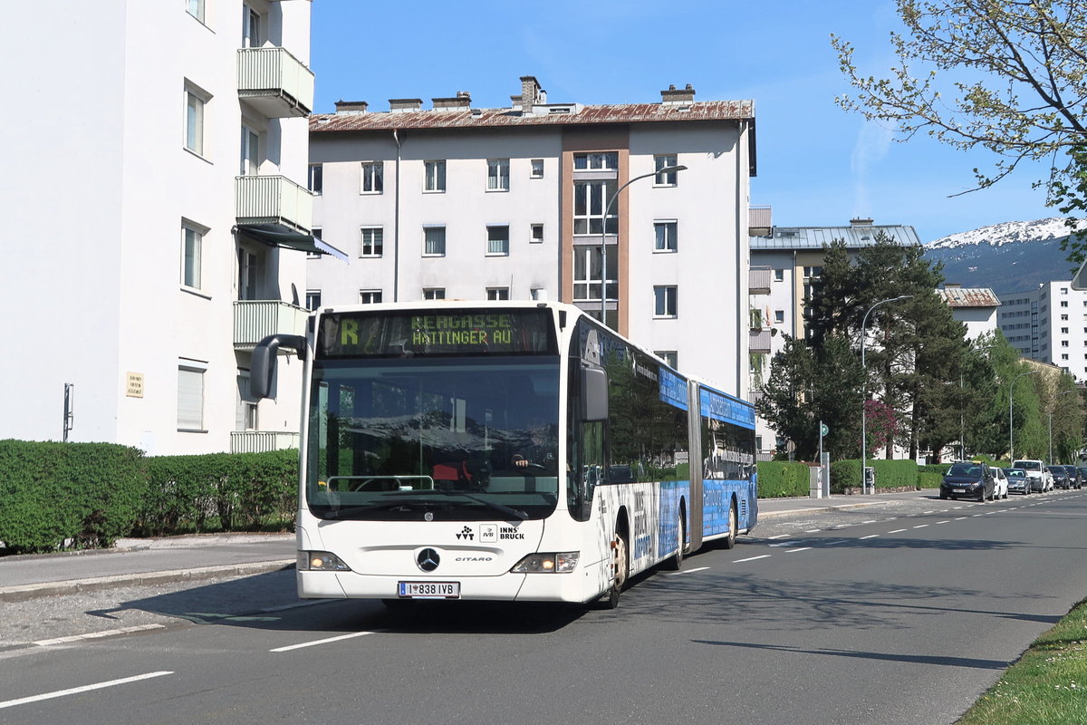 Mercedes Citaro Facelift Bus Nr. 838 der Innsbrucker Verkehrsbetriebe ist als Linie R wegen Straßenbahn-Bauarbeiten in der Reichenauer Straße über Klappholzstraße-Andechsstraße umgeleitet, hier an der Haltestelle Reithmannstraße. Aufgenommen 21.4.2018.