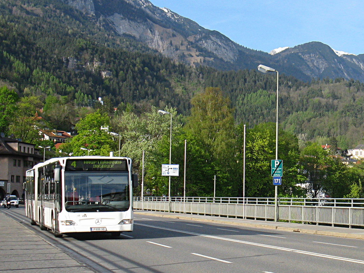 Mercedes Citaro Facelift Gelenksbus der Innsbrucker Verkehrsbetriebe als Linie 4 (kurz vor Umbenennung in Linie 504) auf der Mühlauer Brücke. Aufgenommen 21.4.2016.