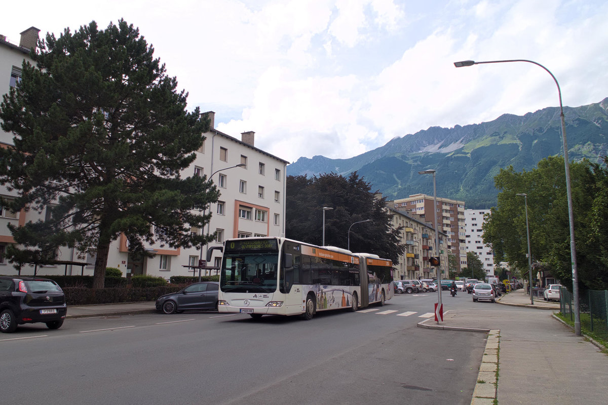 Mercedes Citaro Facelift der Innsbrucker Verkehrsbetriebe Linie O, Bus Nr. 835, ist wegen Straßenbahn-Bauarbeiten in der Reichenauer Straße über die Radetzkystr. umgeleitet. Aufgenommen 27.7.2017.