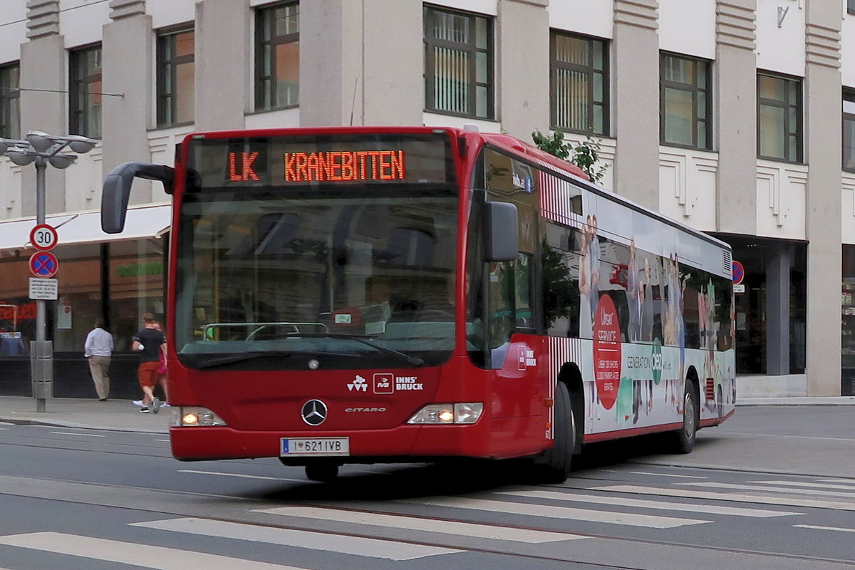 Mercedes Citaro Facelift der Innsbrucker Verkehrsbetriebe, Bus 621, biegt als Linie LK von der Wilhelm-Greil-Straße in die Museumstraße in Innsbruck ein. Aufgenommen 9.6.2017.