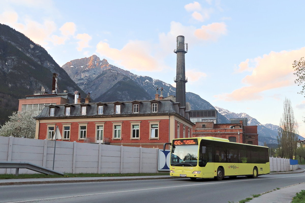 Mercedes Citaro Facelift von Postbus BD-13517 fährt als Linie 4242 am Werksgebäude der Donau Chemie in Landeck vorbei. Aufgenommen 17.4.2018.