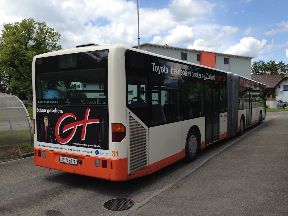 Mercedes Citaro G Nr. 31 (Baujahr 2000 oder 2001) des BSU wartend an der Endhaltestelle der Linie 1 (Recherswil, Freiheit). Seit der Ablieferung der Citaro C2 stehen die 3 Citaro G der ersten Serie Nr. 30-32 (welche an diesem Tag unser Ziel waren) kaum mehr im Einsatz. Wir hatten wohl grosses Glück, dass am 30.5.2014 mit Wagen 31 dennoch einer davon im Einsatz war. Wir mussten dafür aber auch fast eine ganze Stunde lang am Bahnhof Solothurn warten ;) Wagen 32, welcher wie ich hörte noch vermehrt im Einsatz stehen soll, haben wir nicht gesehen...