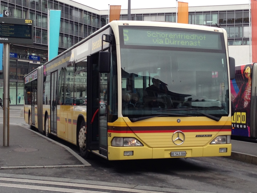 Mercedes Citaro G Nr. 86 (2001) der STI am 8.2.2014 am Bahnhof Thun wartend auf die Abfahrt.