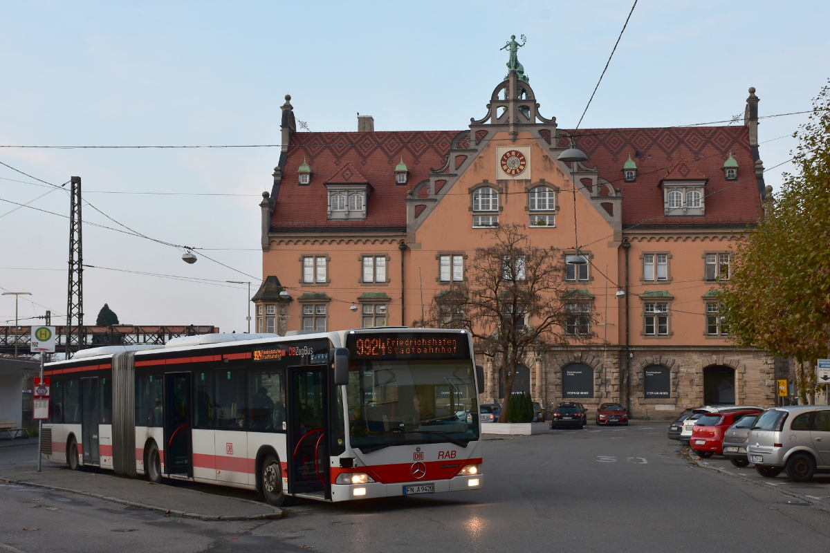 Mercedes Citaro Gelenkbus der DB RAB (Regionalverkehr Alb-Bodensee) am Bahnhofsvorplatz in Lindau - Schienenersatzverkehr (16.11.2019)