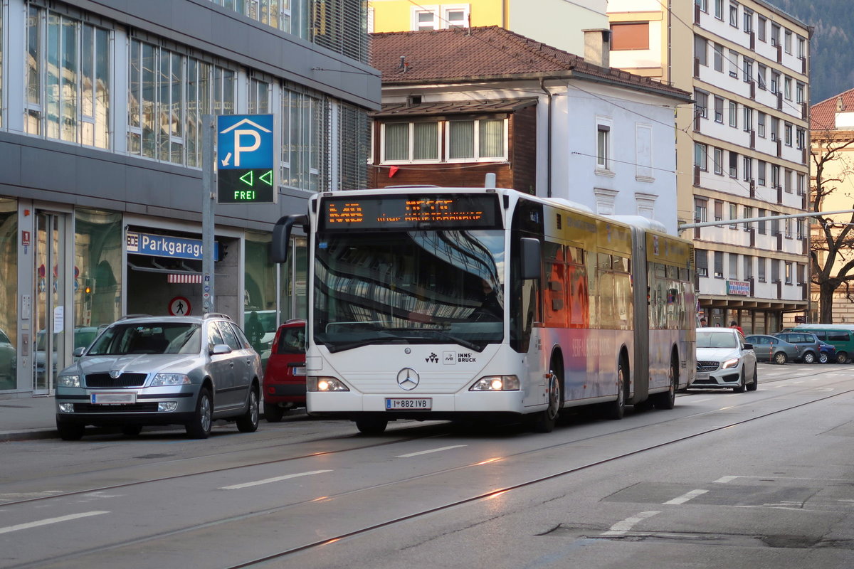 Mercedes Citaro Gelenksbus Nr. 882 der Innsbrucker Verkehrsbetriebe als Messebus zur Frühjahrsmesse in der Ing.-Etzel-Straße in Innsbruck. Aufgenommen 9.3.2018.