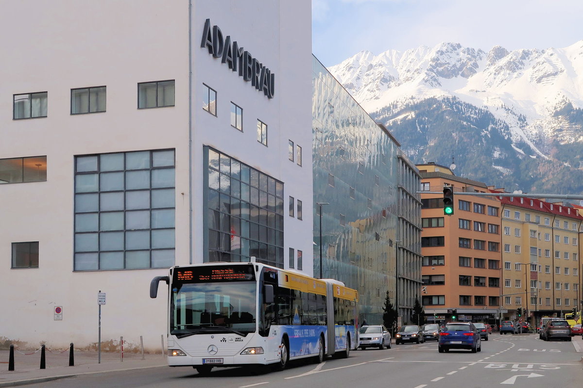 Mercedes Citaro Gelenksbus Nr. 882 der Innsbrucker Verkehrsbetriebe fährt als Messebus zur Frühjahrsmesse in der Südbahnstraße in Innsbruck am ehemaligen Adambräu, nunmehriges Architekturforum, vorbei. Aufgenommen 9.3.2018.
