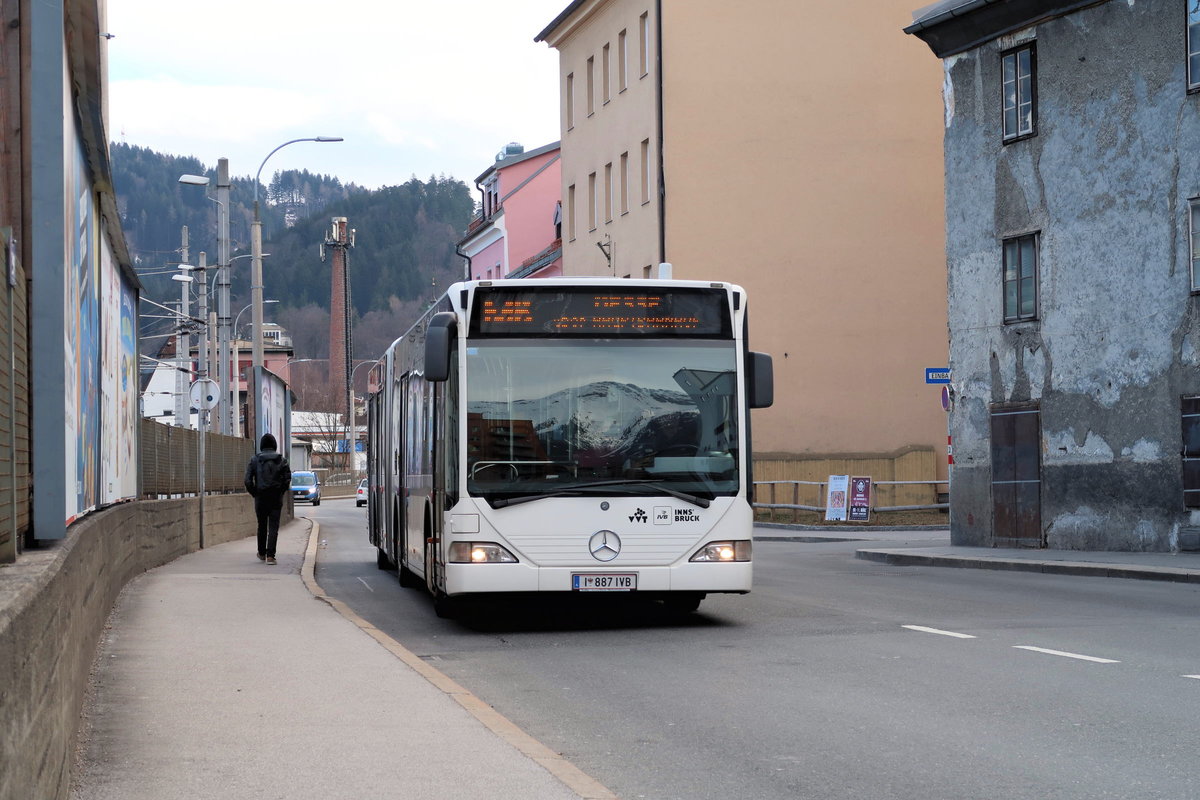 Mercedes Citaro Gelenksbus Nr. 887 der Innsbrucker Verkehrsbetriebe als Messebus zur Frühjahrsmesse in der Südbahnstraße in Innsbruck. Aufgenommen 9.3.2018.