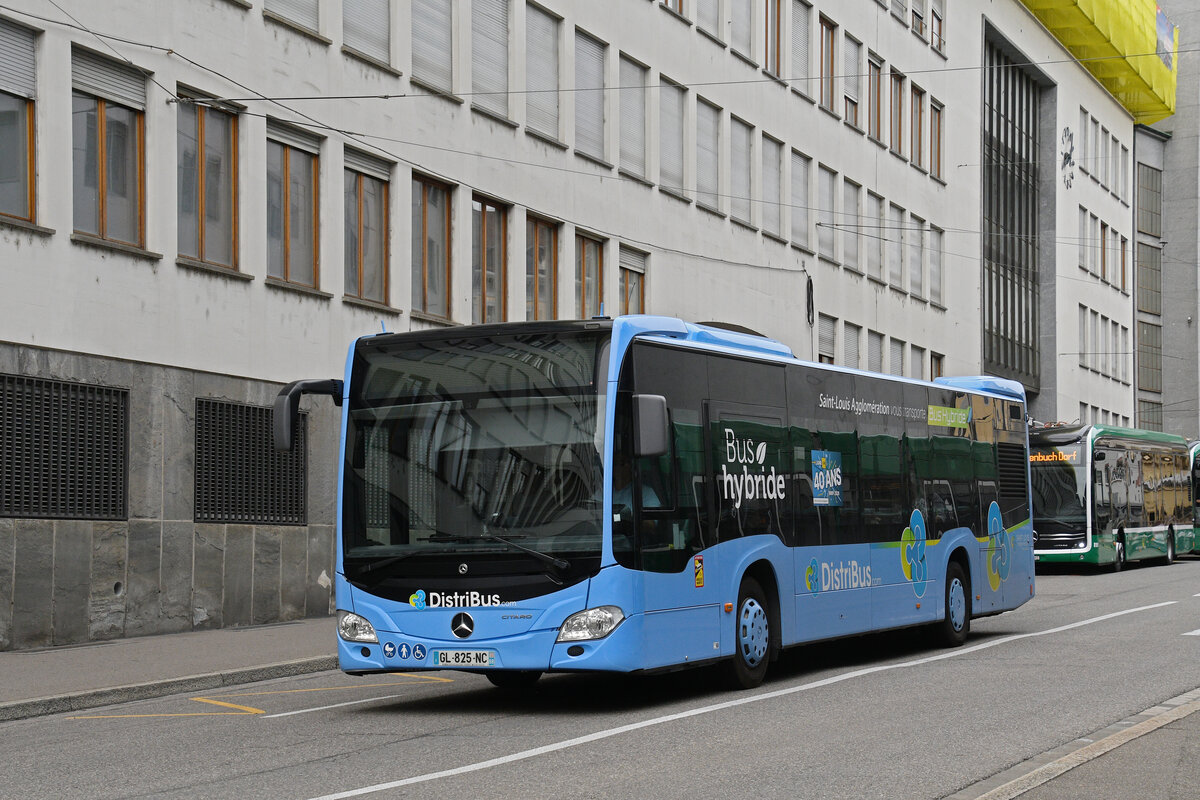 Mercedes Citaro Hybridbus von Distribus, auf der Linie 604, f�hrt am 07.09.2026 durch die Spiegelgasse zur Haltestelle an der Schiffl�nde. Aufnahme Basel.