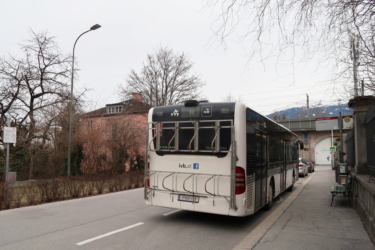 Mercedes Citaro II (Facelift) der Innsbrucker Verkehrsbetriebe, Bus Nr. 601, wartet als Linie H an der Endstation Wohnheim Saggen. Am Heck ist ein Skiträger montiert. Aufgenommen 26.2.2017. 