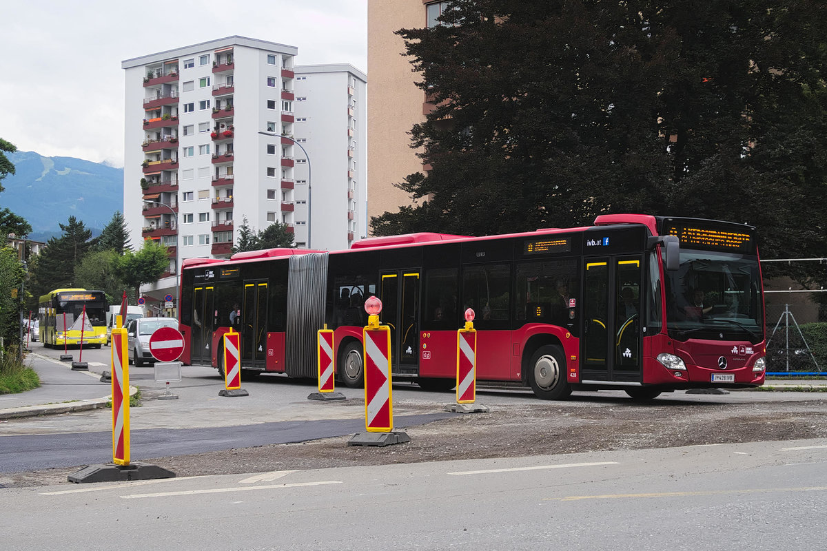 Mercedes Citaro III der Innsbrucker Verkehrsbetriebe Linie O, Bus Nr. 428, ist wegen Straßenbahn-Bauarbeiten in der Reichenauer Straße über die Burghard-Breitner-Str. umgeleitet. Aufgenommen 27.7.2017.