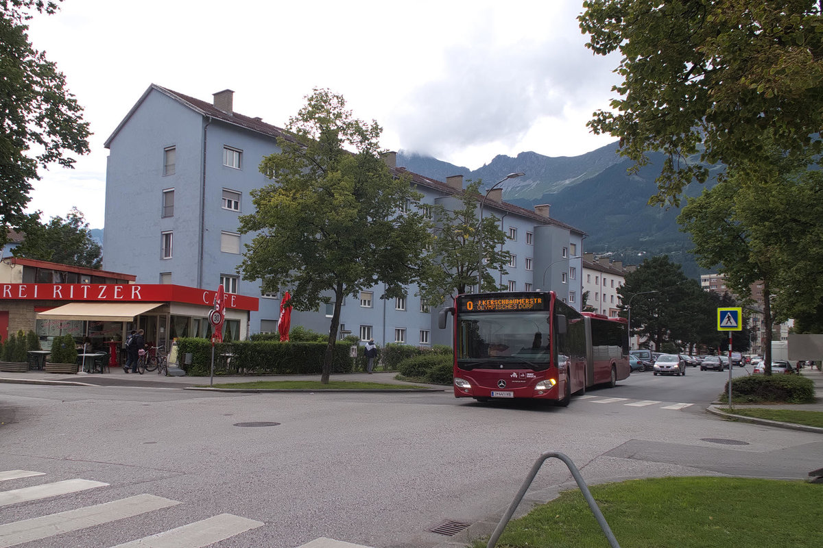 Mercedes Citaro III der Innsbrucker Verkehrsbetriebe Linie O, Bus Nr. 441, ist wegen Straßenbahn-Bauarbeiten in der Reichenauer Straße über die Radetzkystr. umgeleitet. Aufgenommen 27.7.2017.