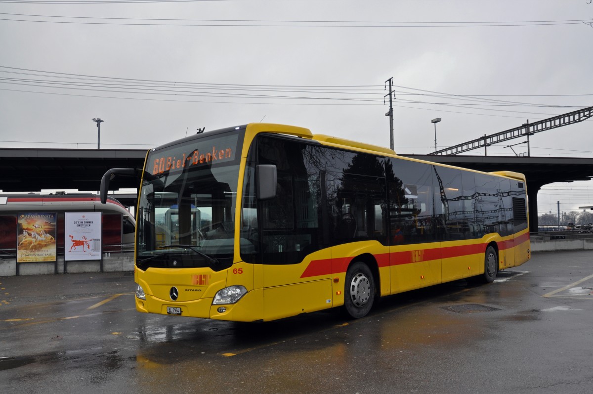 Mercedes Citaro mit der Betriebsnummer 65 auf der Linie 60 wartet am Bahnhof Muttenz. Die Aufnahme stammt vom 09.12.2014.