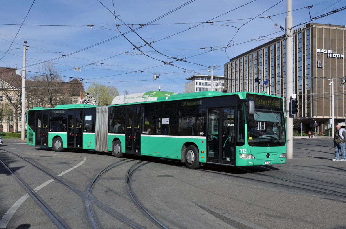 Mercedes Citaro mit der Betriebsnummer 712 auf der Linie 30 am Bahnhof SBB. Die Aufnahme stammt vom 30.03.2014.