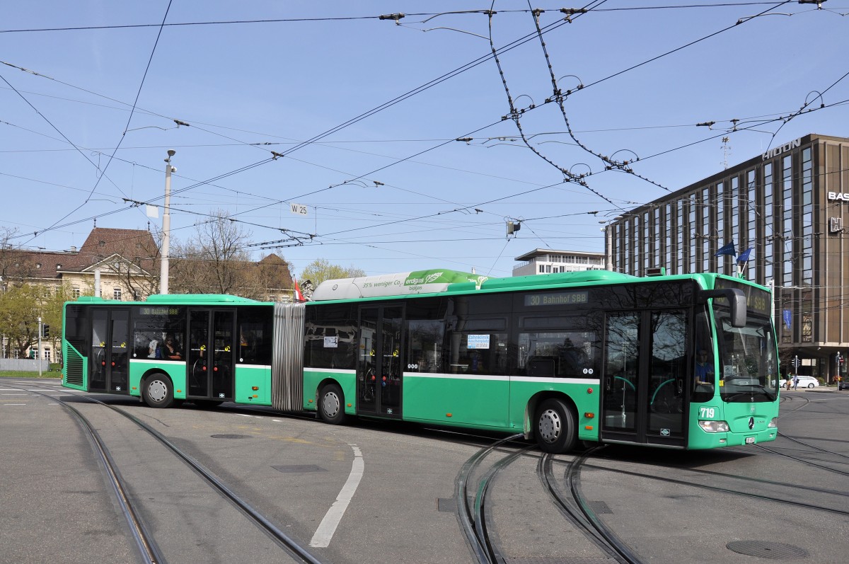 Mercedes Citaro mit der Betriebsnummer 719 auf der Linie 30 am Bahnhof SBB. Die Aufnahme stammt vom 30.03.2014.