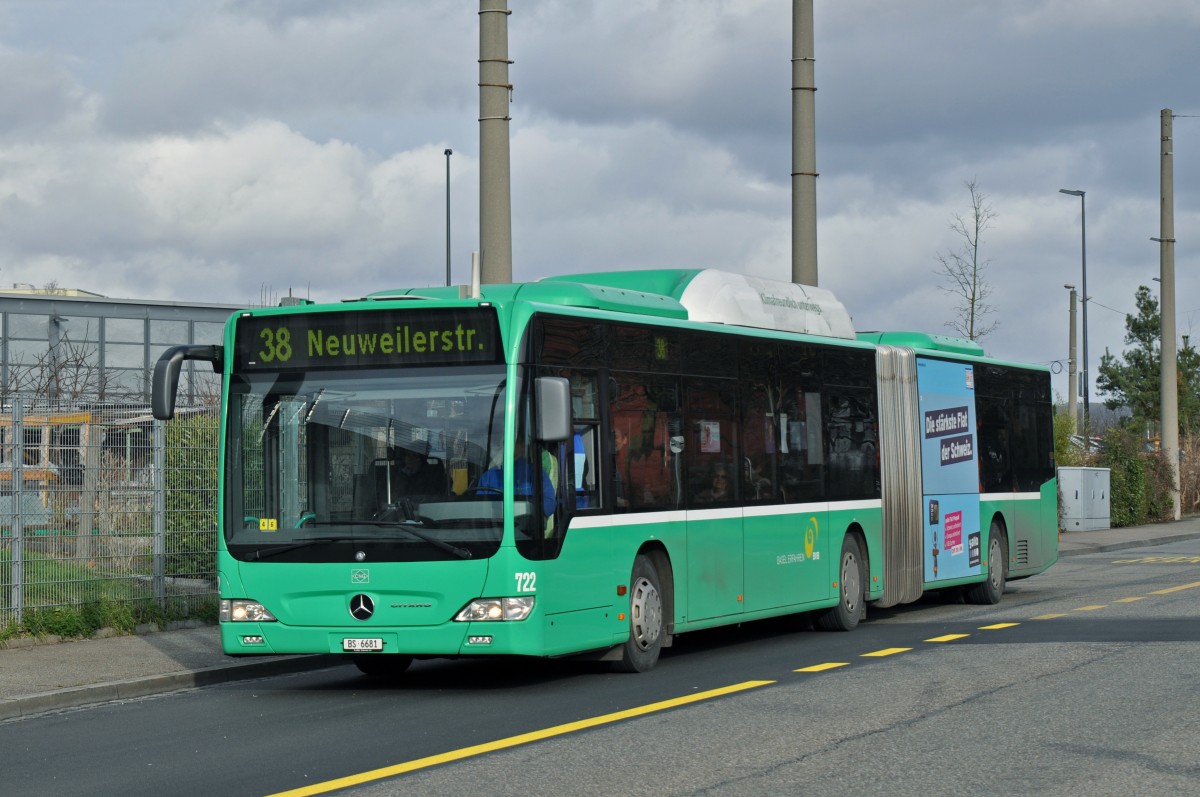 Mercedes Citaro mit der Betriebsnummer 722 auf der Linie 38 fährt zur Haltestelle Tinguely Museum. Die Aufnahme stammt vom 30.01.2015.