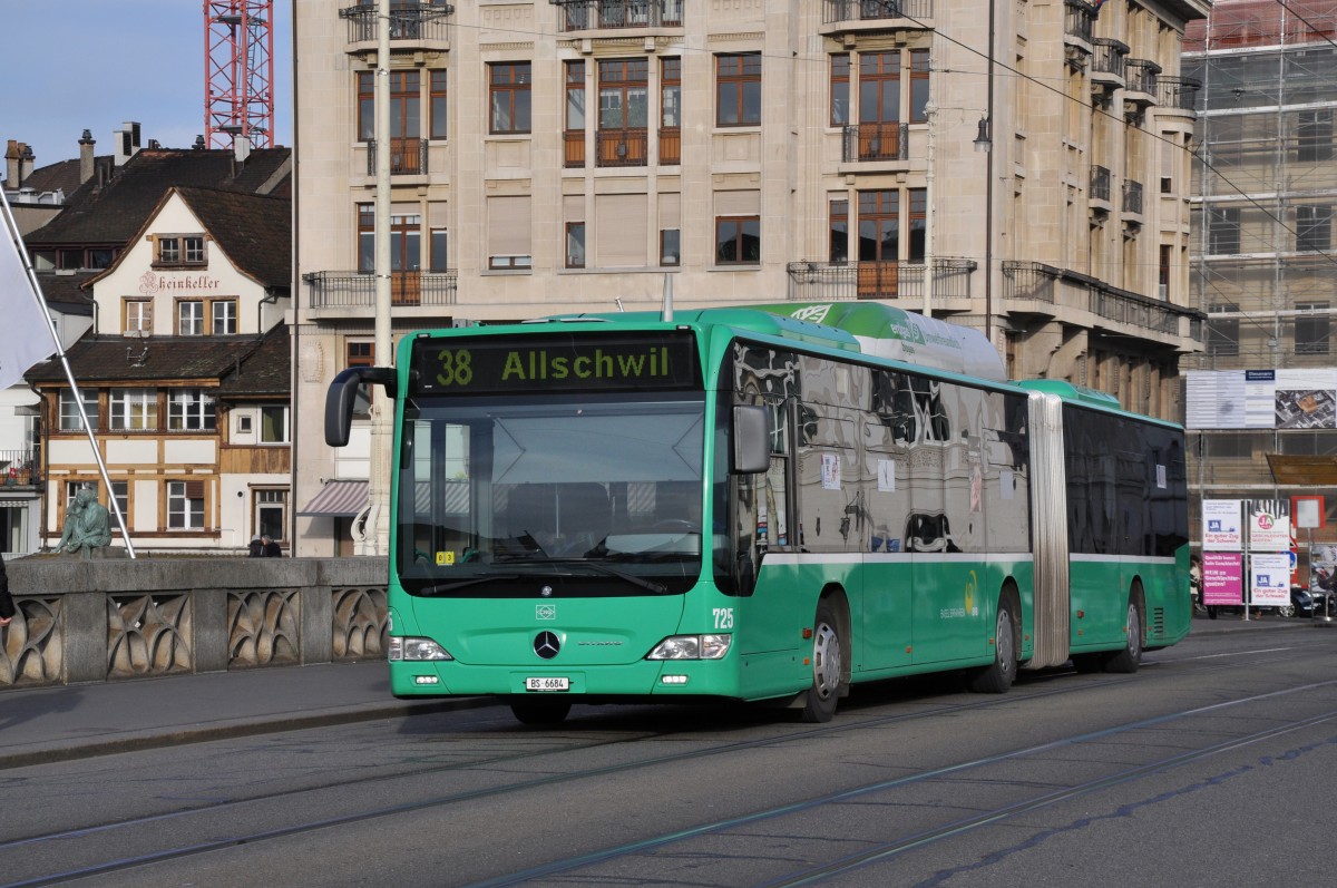Mercedes Citaro mit der Betriebsnummer 725 auf der Linie 38. Die Aufnahme entstand am 18.01.2014 auf der Mittleren Rheinbrücke.