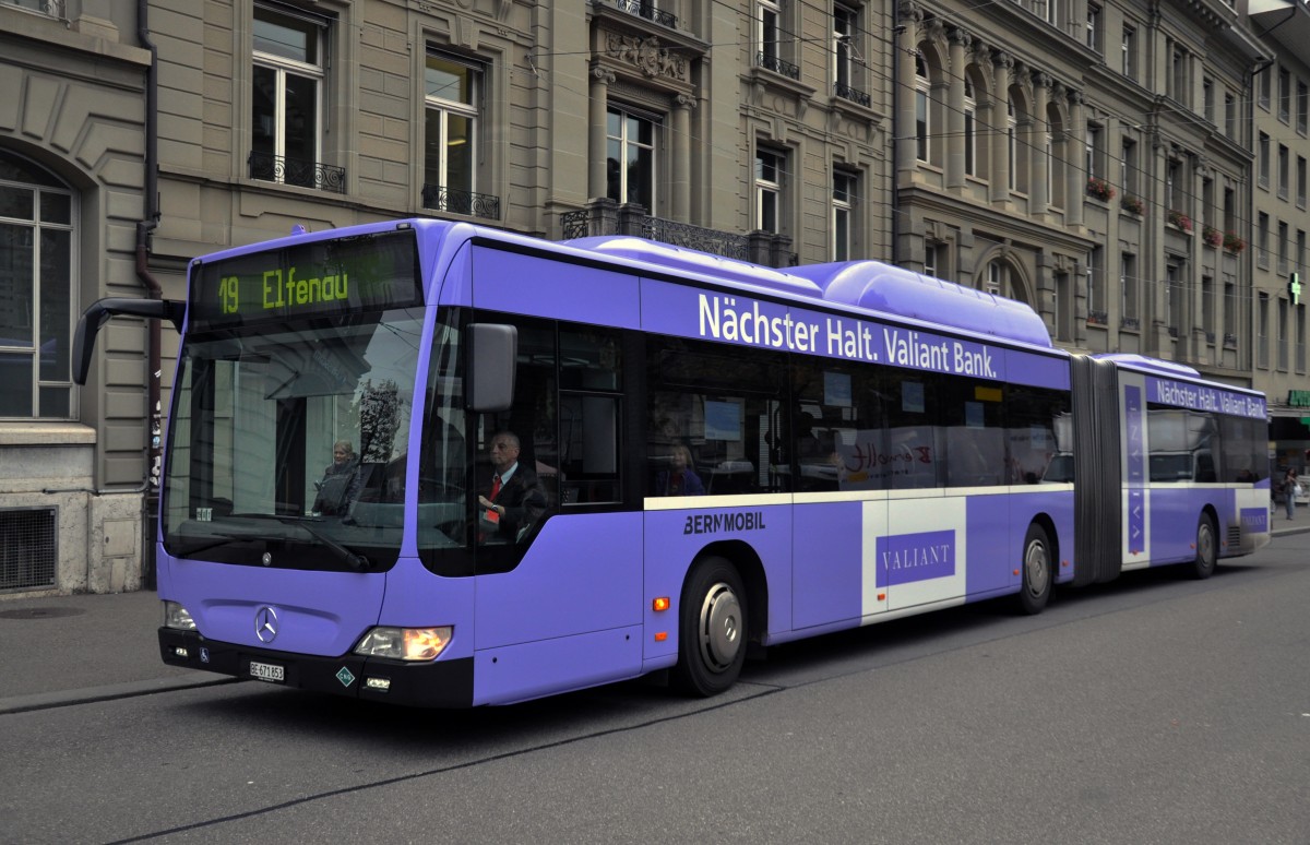 Mercedes Citaro mit der Betriebsnummer 853 und der Vollwerbung für die Valiant Bank auf der Linie 19 am Bubenbergplatz. Die Aufnahme stammt vom 08.11.2013.