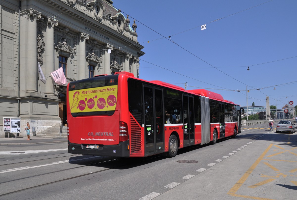 Mercedes Citaro mit der Betriebsnummer 861 auf der Linie 10 beim Stadttheater Bern. Die Aufnahme stammt vom 05.08.2013.
