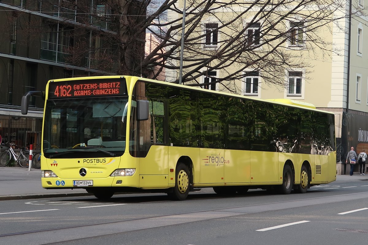 Mercedes Citaro O 530 II Ü von Postbus ist als Linie 4162 des Verkehrsverbundes Tirol bei der Haltestelle Finanzamt in Innsbruck unterwegs.