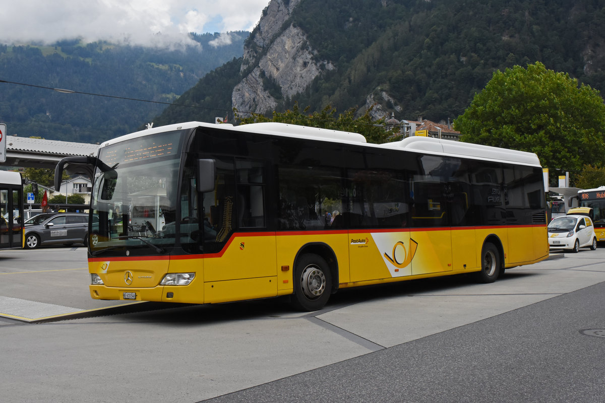 Mercedes Citaro der Post, auf der Linie 104, wartet an der Haltestelle beim Bahnhof Interlaken West. Die Aufnahme stammt vom 24.07.2020.