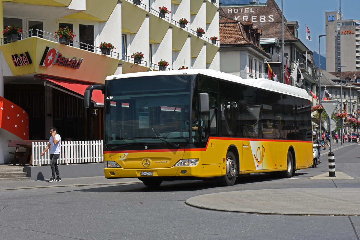 Mercedes Citaro der Post, auf der Linie 103, fährt zur Haltestelle beim Bahnhof Interlaken West. Die Aufnahme stammt vom 28.07.2020.