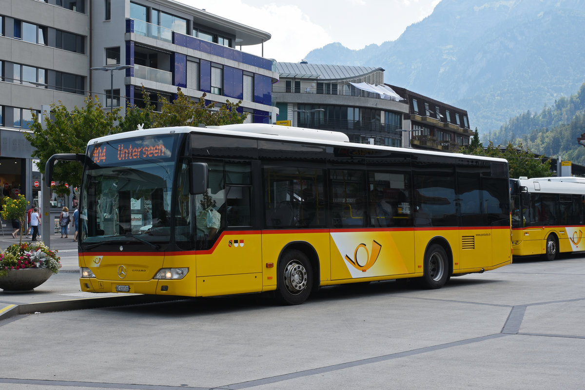 Mercedes Citaro der Post, auf der Linie 104, wartet an der Haltestelle beim Bahnhof Interlaken West. Die Aufnahme stammt vom 28.07.2020.