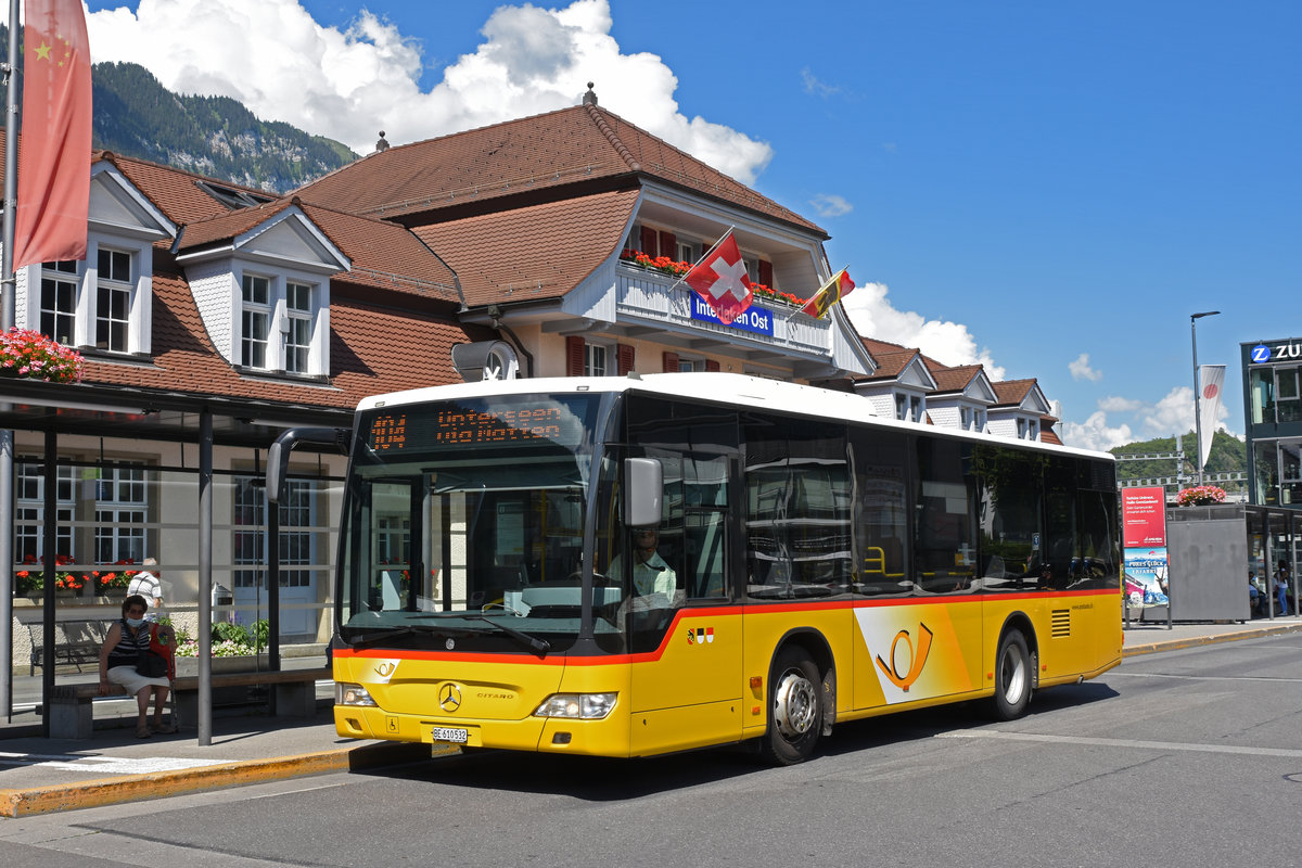 Mercedes Citaro der Post, auf der Linie 104, wartet an der Endstation am Bahnhof Interlaken Ost. Die Aufnahme stammt vom 25.07.2020.
