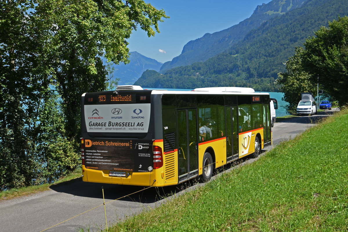 Mercedes Citaro der Post, auf der Linie 103 fährt auf der Seestrasse Richtung Iseltwald. Die Aufnahme stammt vom 07.08.2020.
