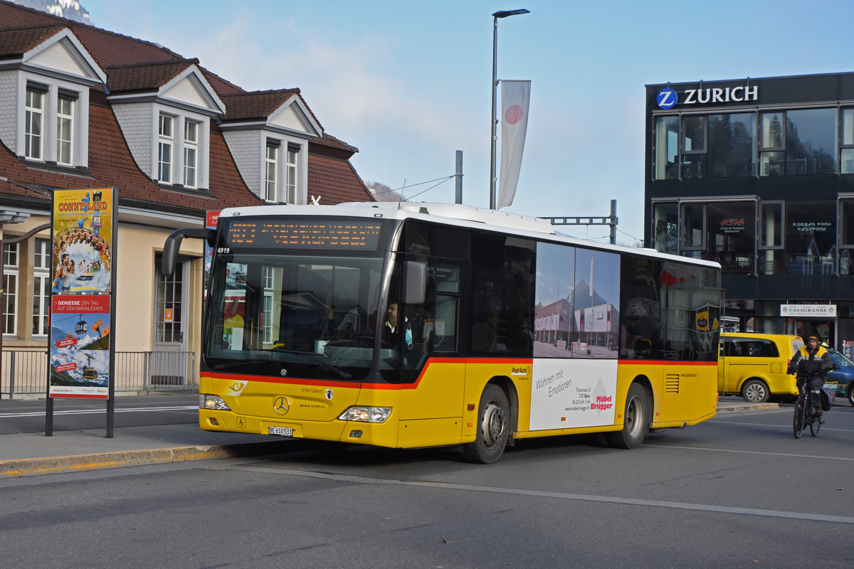 Mercedes Citaro der Post, auf der Linie 103, steht an der Endstation beim Bahnhof Interlaken Ost. Die Aufnahme stammt vom 27.11.2020.