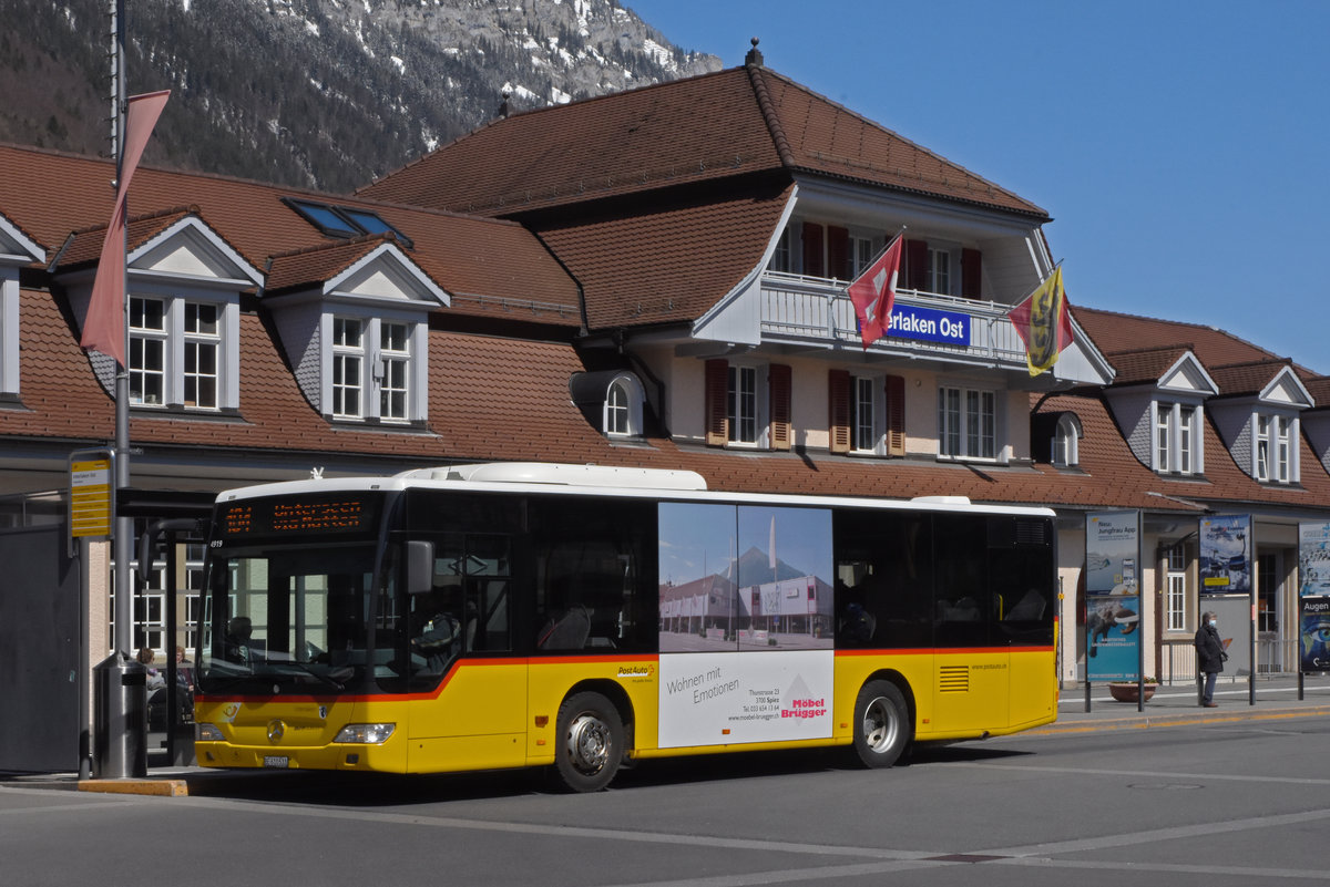 Mercedes Citaro der Post, auf der Linie 101, wartet an der Endstation beim Bahnhof Interlaken Ost. Die Aufnahme stammt vom 08.04.2021.
