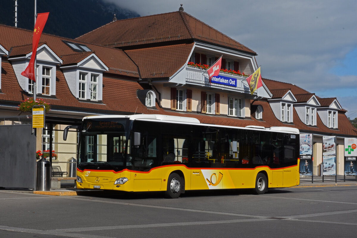Mercedes Citaro der Post, auf der Linie 60, wartet an der Haltestelle beim Bahnhof Interlaken Ost. Die Aufnahme stammt vom 08.10.2021.