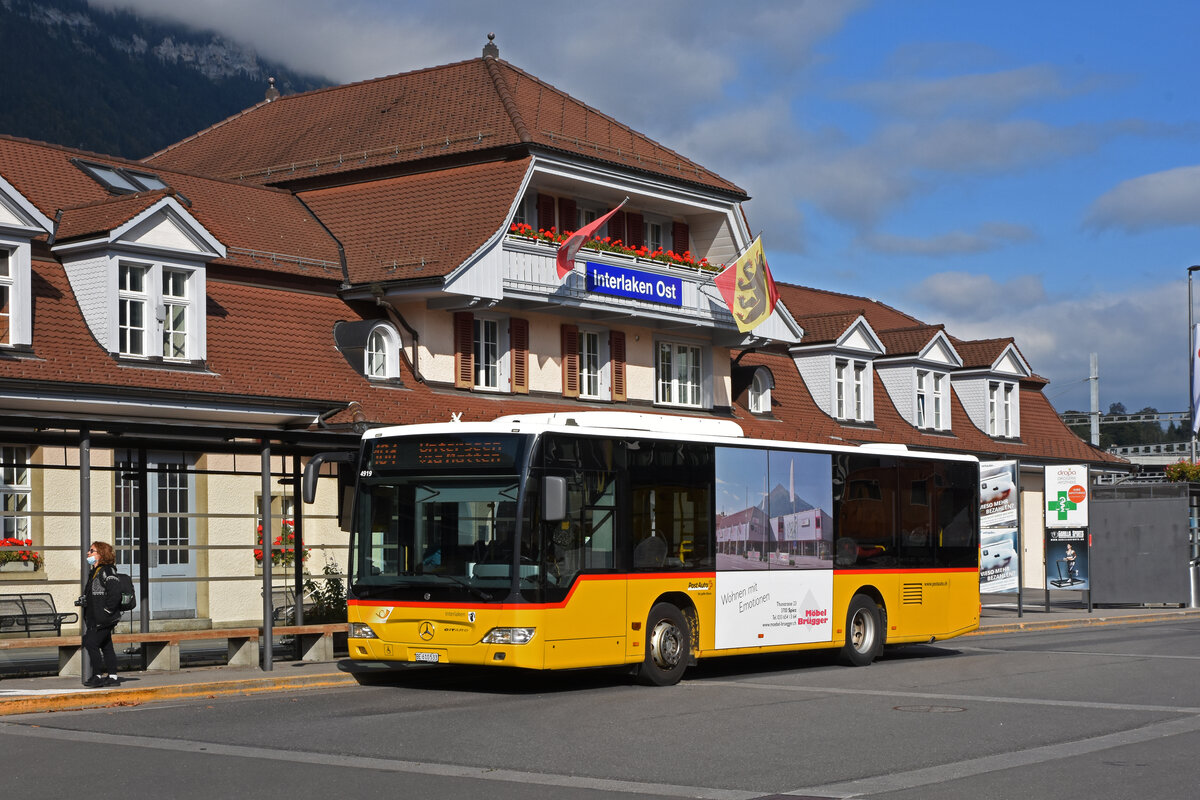 Mercedes Citaro der Post, auf der Linie 104, wartet an der Haltestelle beim Bahnhof Interlaken Ost. Die Aufnahme stammt vom 08.10.2021.