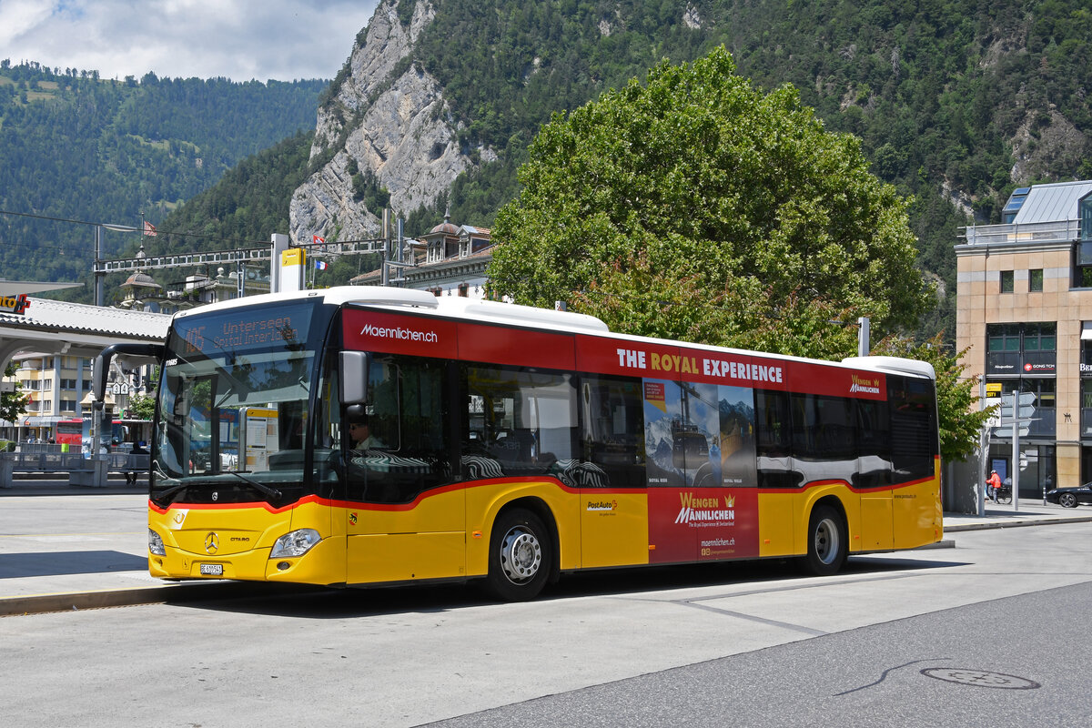Mercedes Citaro der Post, auf der Linie 105, wartet am 03.07.2023 an der Haltestelle beim Bahnhof Interlaken West. 