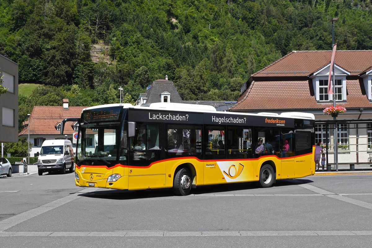 Mercedes Citaro der Post, auf der Linie 102, verlässt am 31.07.2023 die Haltestelle beim Bahnhof Interlaken Ost.
