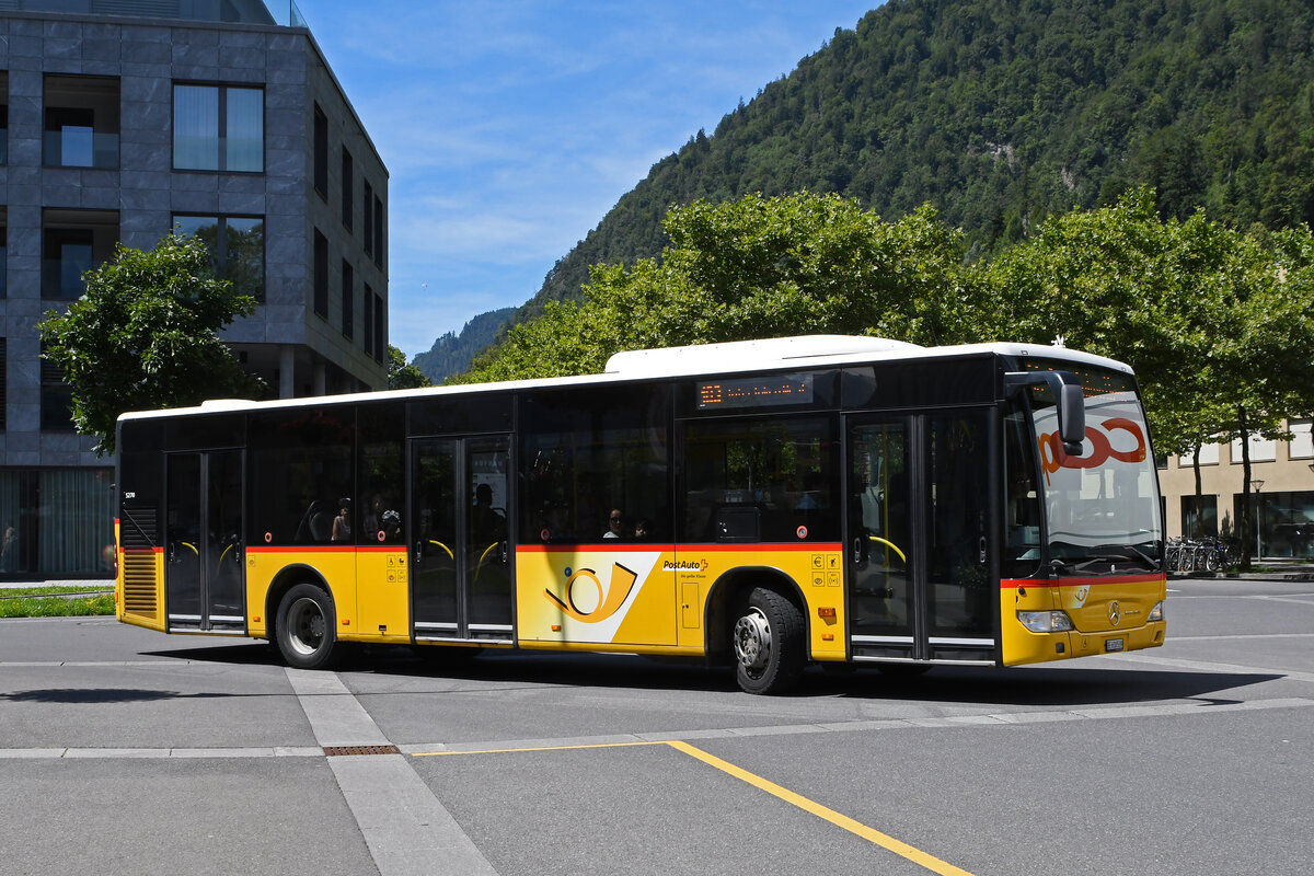 Mercedes Citaro der Post, auf der Linie 103, fährt am 31.07.2023 zur Haltestelle beim Bahnhof Interlaken Ost.