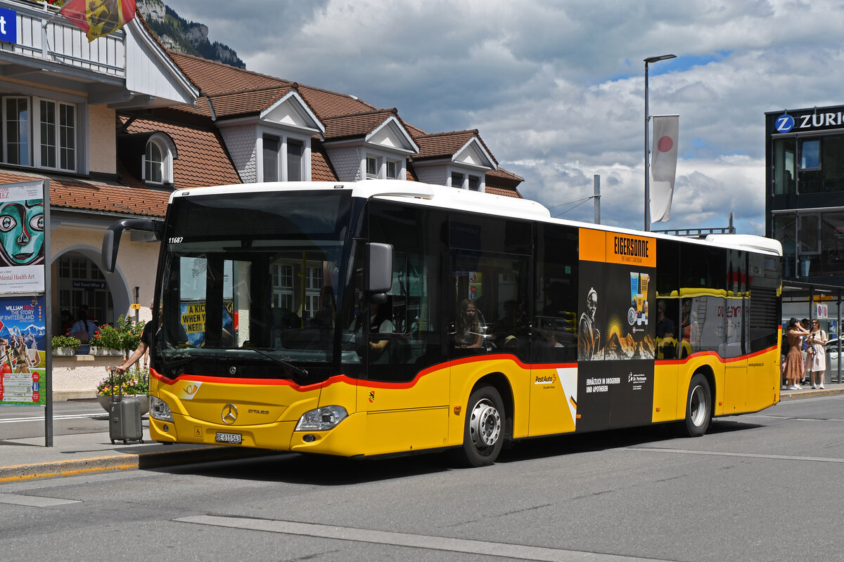 Mercedes Citaro der Post, auf der Linie 103, wartet am 03.08.2023 an der Haltestelle beim Bahnhof Interlaken Ost.