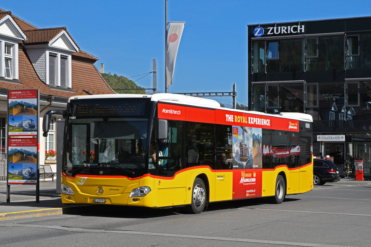 Mercedes Citaro der Post, auf der Linie 103, wartet am 02.10.2023 an der Haltestelle beim Bahnhof Interlaken Ost.