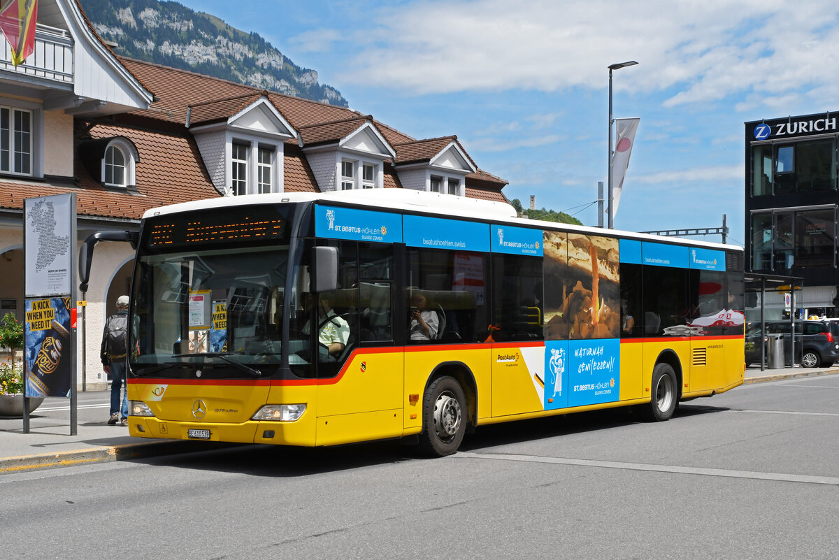 Mercedes Citaro der Post, auf der Linie 102, wartet am 31.07.2023 an der Haltestelle beim Bahnhof Interlaken Ost.