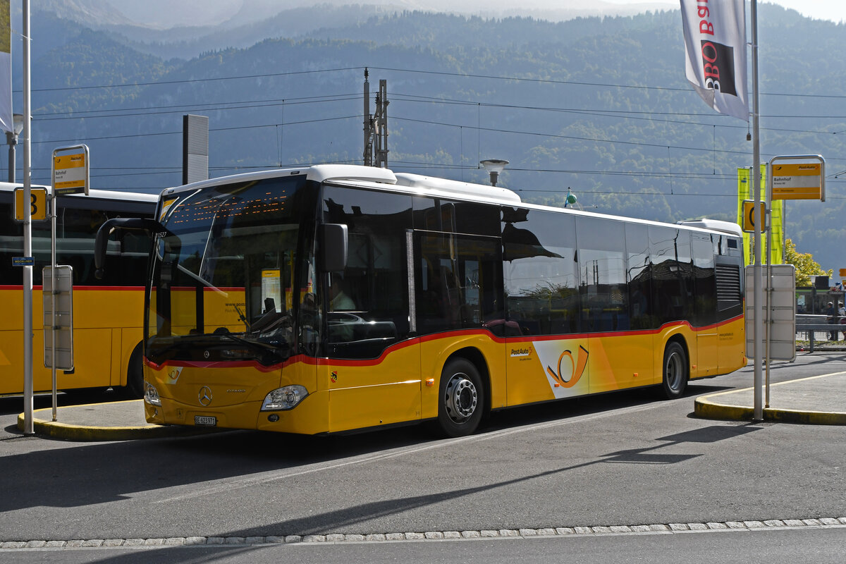 Mercedes Citaro der Post, auf der Linie 151, wartet am 01.10.2023 an der Haltestelle Beim Bahnhof Brienz.