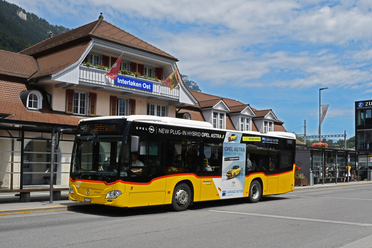 Mercedes Citaro der Post, auf der Linie 101, wartet am 31.07.2023 an der Haltestelle beim Bahnhof Interlaken Ost.