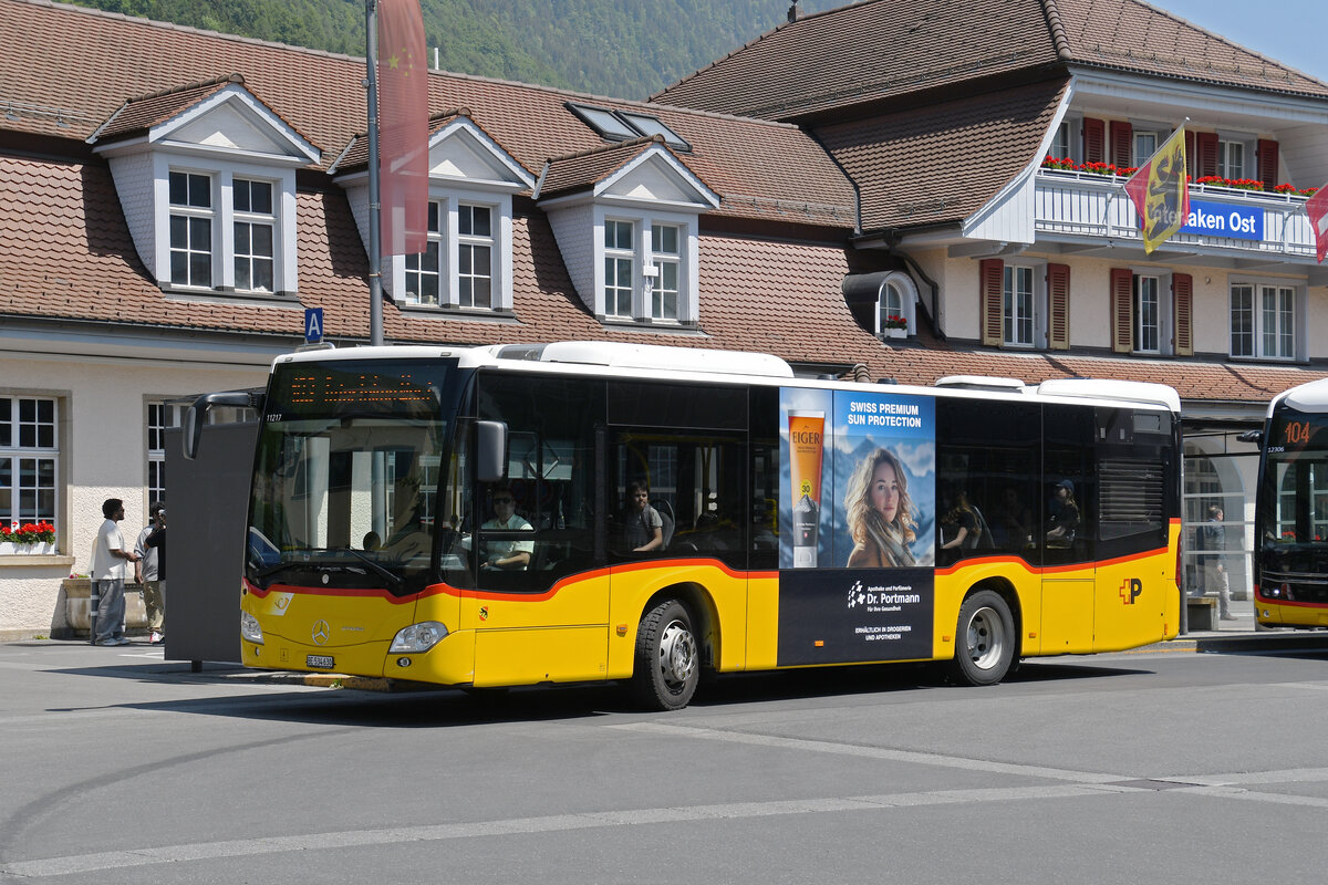 Mercedes Citaro der Post, auf der Linie 103, verl�sst am 26.05.2026 die Haltestelle beim Bahnhof Interlaken Ost.