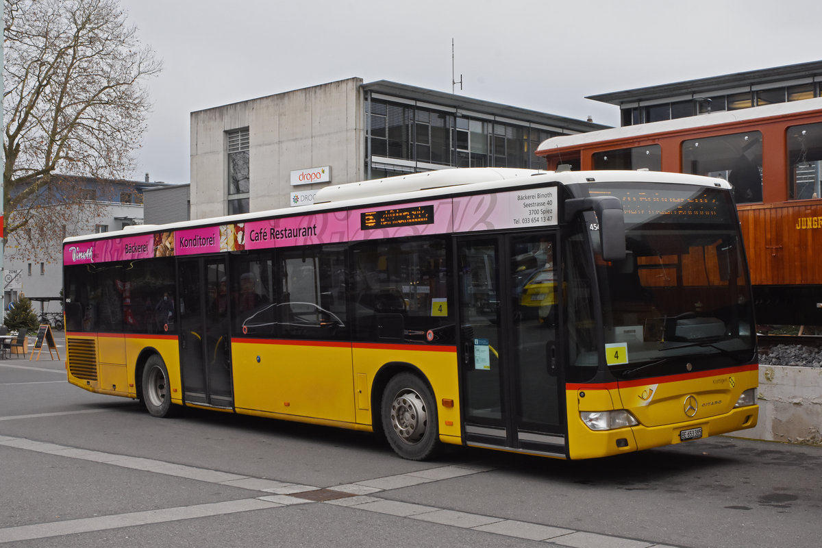 Mercedes Citaro der Post, im Einsatz als Bahnersatz nach Meiringen steht auf dem Platz beim Bahnhof Interlaken Ost. Die Aufnahme stammt vom 25.11.2020.
