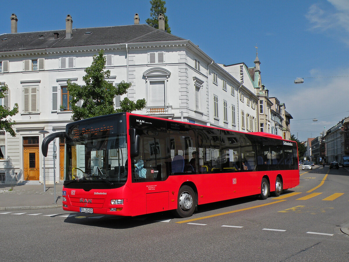 Mercedes Citaro von Südbadenbus, auf der Linie 38, fährt am 25.07.2012 bei der Haltestelle Wettsteinplatz ein.